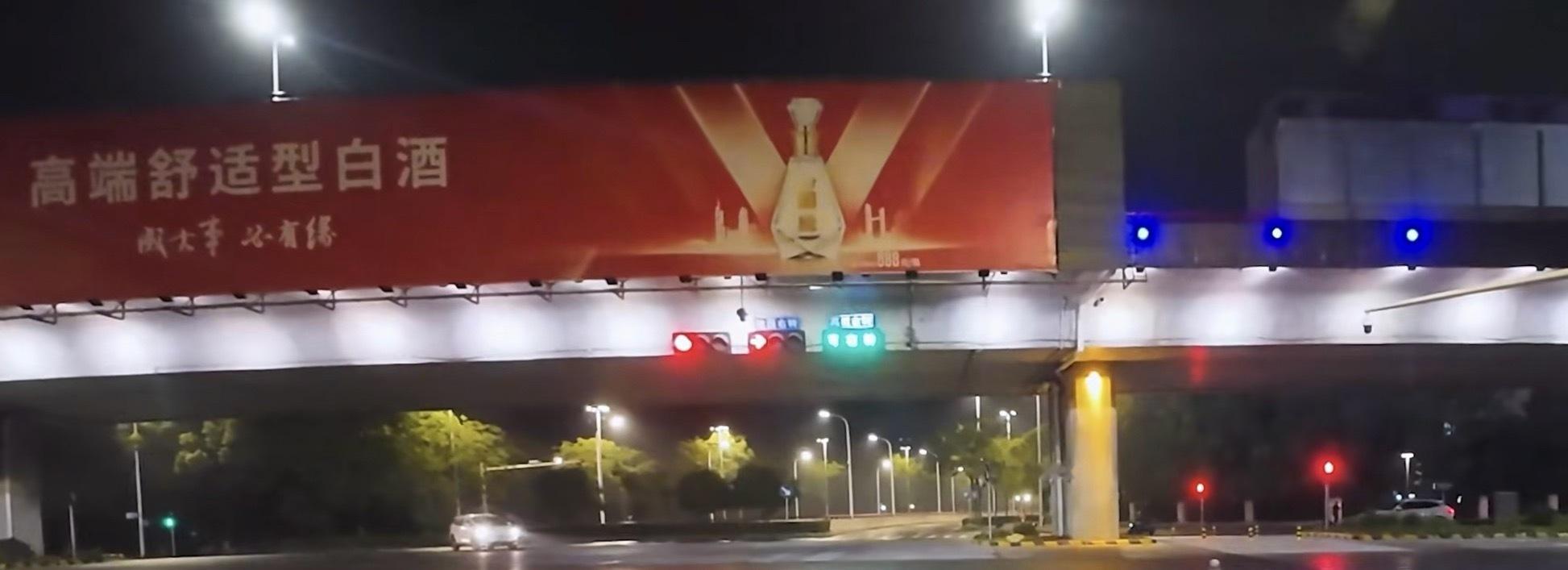 本车道绿灯、旁车道右转➡️红灯的场景，帮大家试过了，新版本中：FSD13.2.9