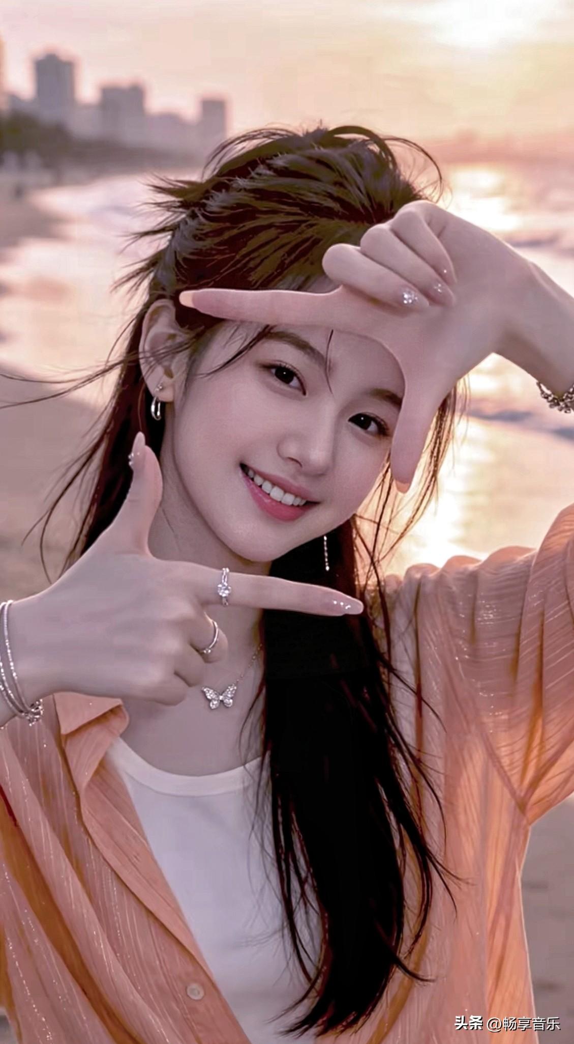 海边少女，微笑比心，阳光灿烂，快乐无限！🌞💖 海边度假少女风 分享你的随手拍
