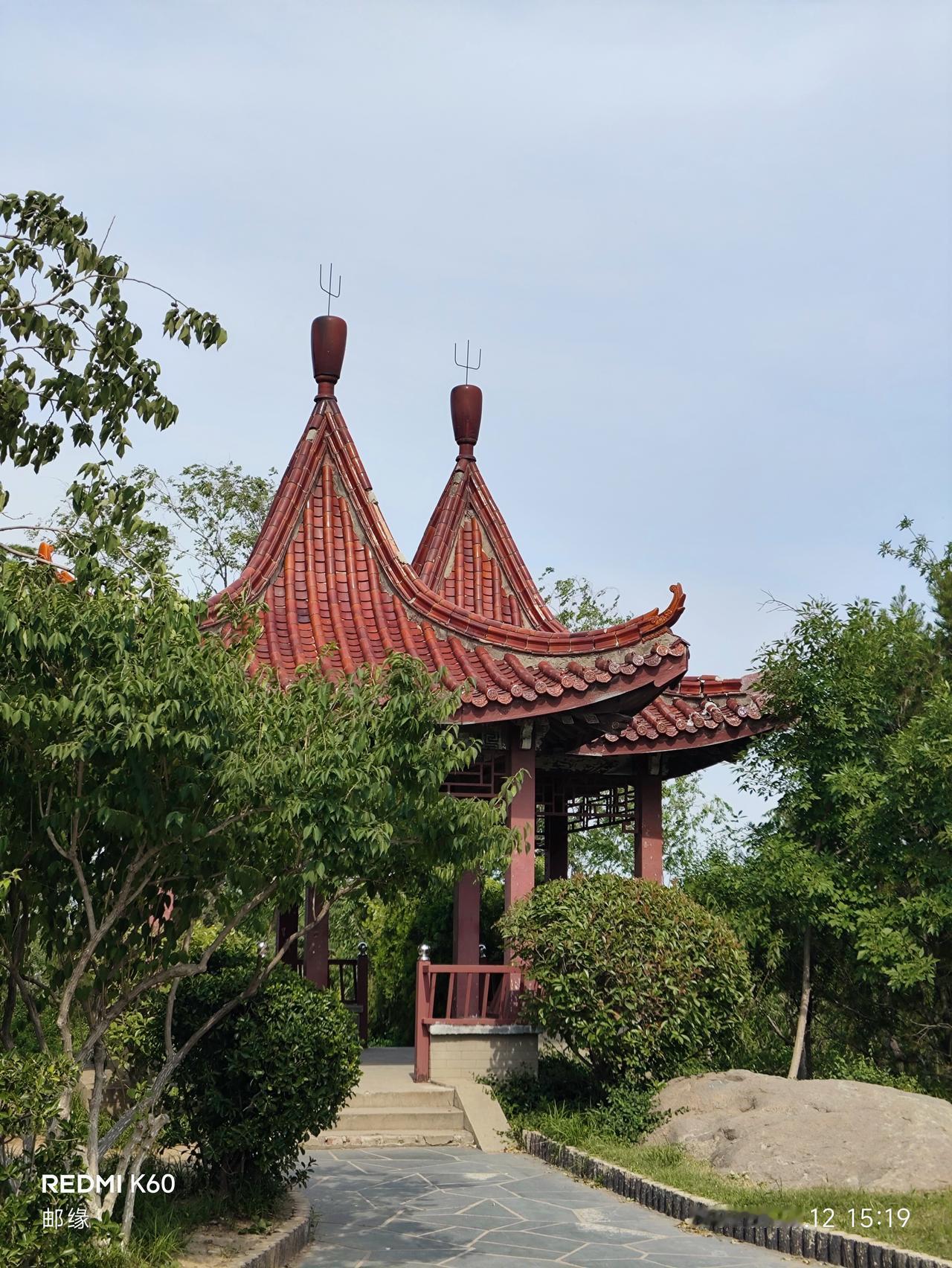 济南药山公园的双亭，那可真是园内一景。这俩亭子造型独特，飞檐斗拱，古色古香。站在