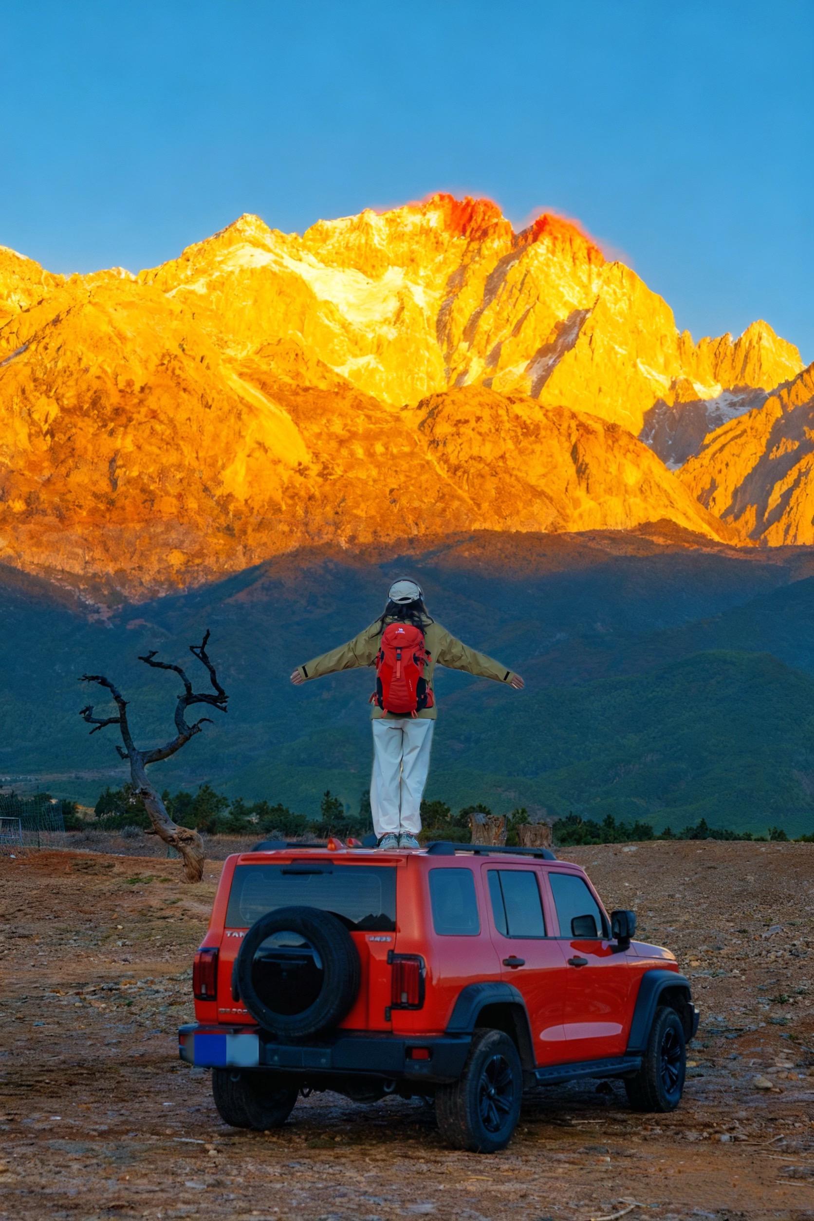 丽江日照金山🏔️人少不排队攻略。这大概就是我来云南的意义！ 背起背包...