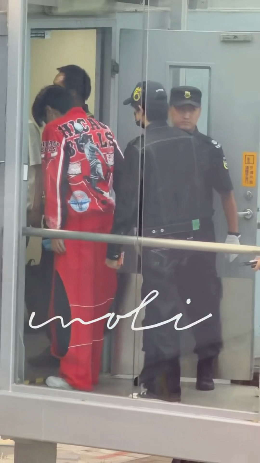 三个大壮男后面一只mini黑白奶牛猫突然入镜给我看得又男女混团落跑甜心原来是美男