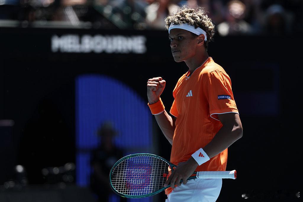 澳网2026 男单首轮，3号种子兹维列夫首盘6-7(1)告负，大比分0-1落后于