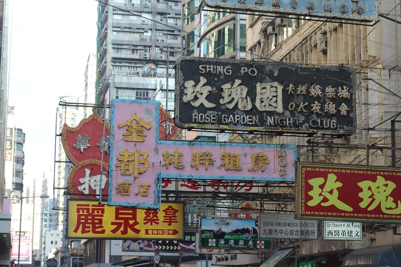 2000架端午夜飞的无人机，在维港上空拼出了航天员黎家盈的巨幅肖像。精密编队不逊