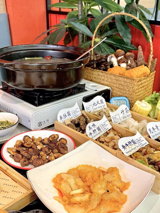 不会躺板板！连炫三大碗汤……