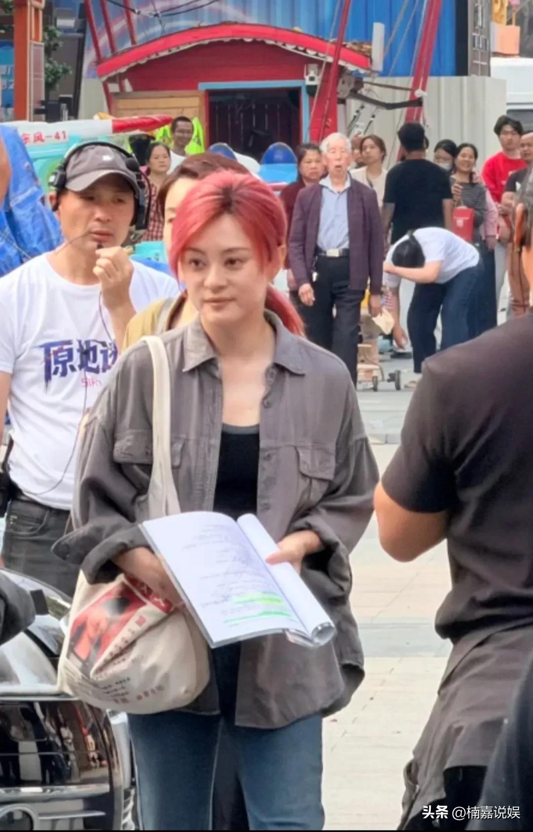 哈哈哈，是我眼花了了吗？
孙俪戴着假发穿着衬衫的样子，怎么那么像戴着假发瘦版的邓