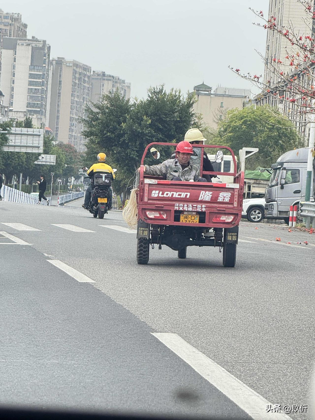 1. 谁不是在奔波的路上，讨一份生活？

谁不是为了生活，在这城市的车流里奔波？