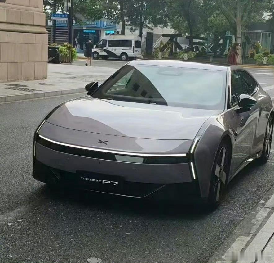路边野生的小鹏P7，大伙看看帅不帅？[并不简单] ​​​