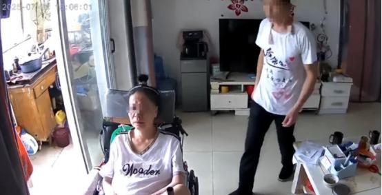 “禽兽不如？”湖南，一54岁女子是渐冻症患者，她花4000元，雇了个男护工照顾自