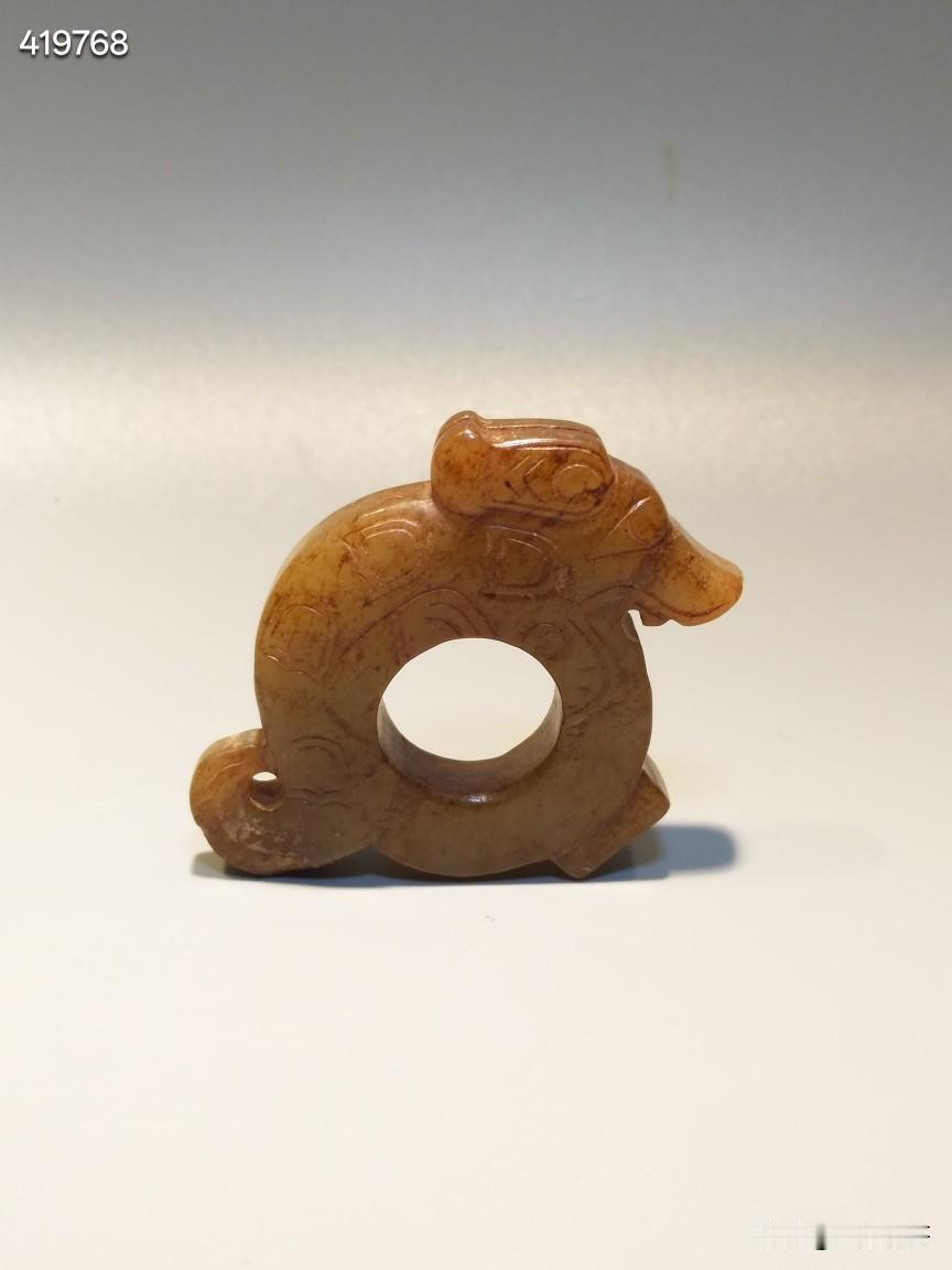 龙型玉饰
流行于:商周
黄玉吃沁