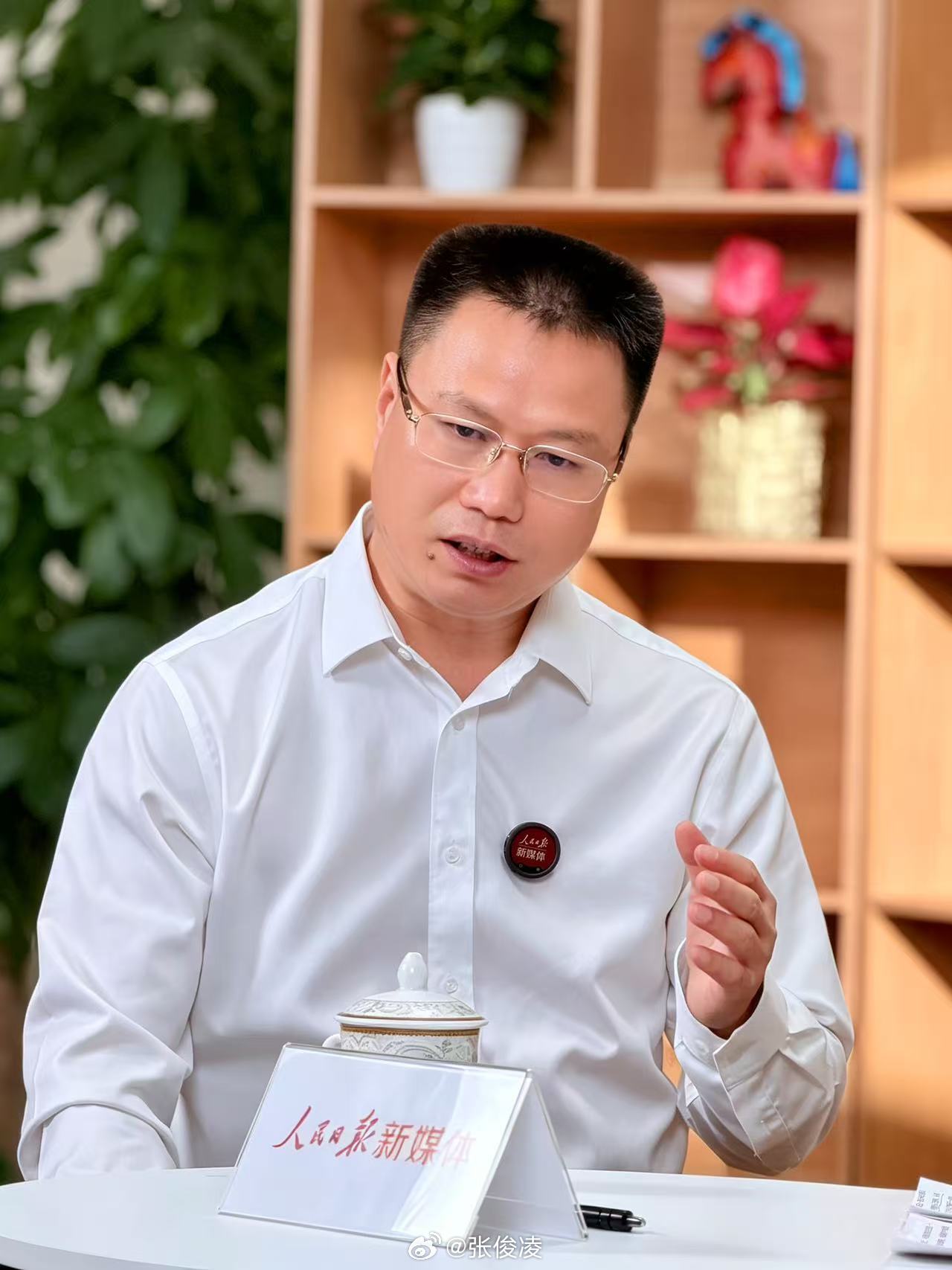 他这代企业家身上有种“笨功夫”式的清醒：天时地利是运气，但人和靠的是“把事情做好