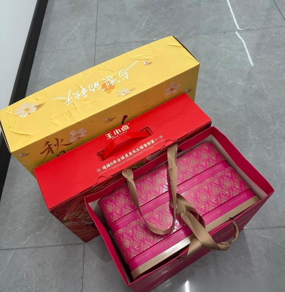 大姑姐提前回来过中秋，6个礼盒进门就全拆了，连酒都非要当场开。

说实话，我倒觉