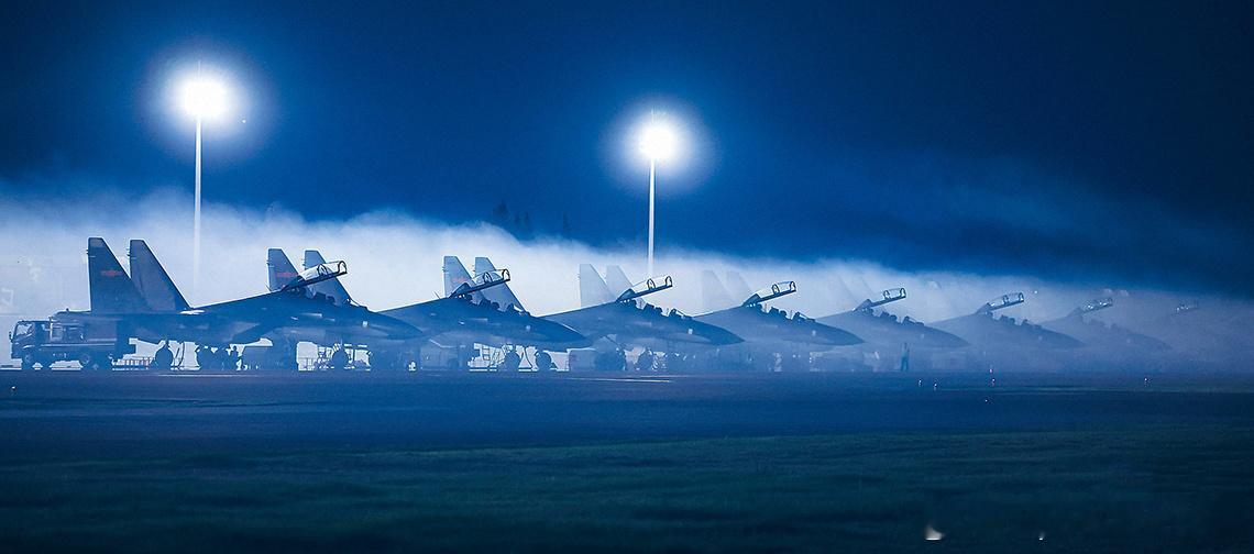 2025年空军航空兵某旅组织飞行训练，图为机务人员做飞行前检查军事历史全触达