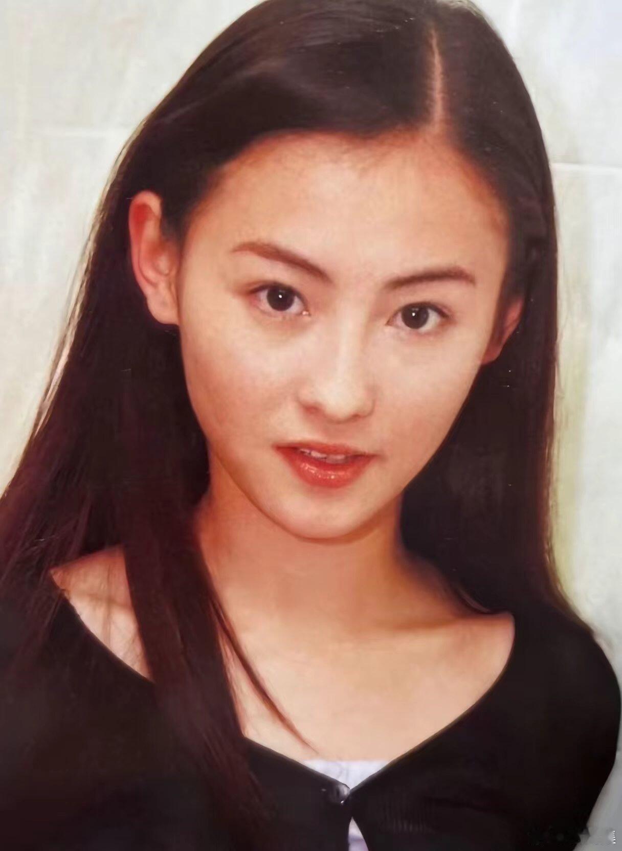 这真真的基因彩票来的吧❓仔细看其实没觉得整体多像爸妈，眼睛稍微随妈妈些，眉毛和嘴
