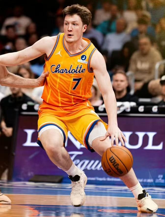 新秀有望当赛季三分王，克尼佩尔赢麻了！
26分11篮板8助攻，克尼佩尔6记三分射