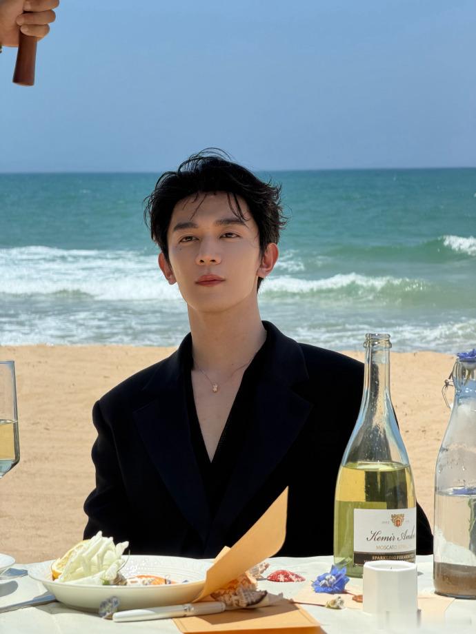 夏之光怎么控制我心跳了夏之光一抬头我心跳漏跳一拍 新鲜海边live抓拍重磅释出，
