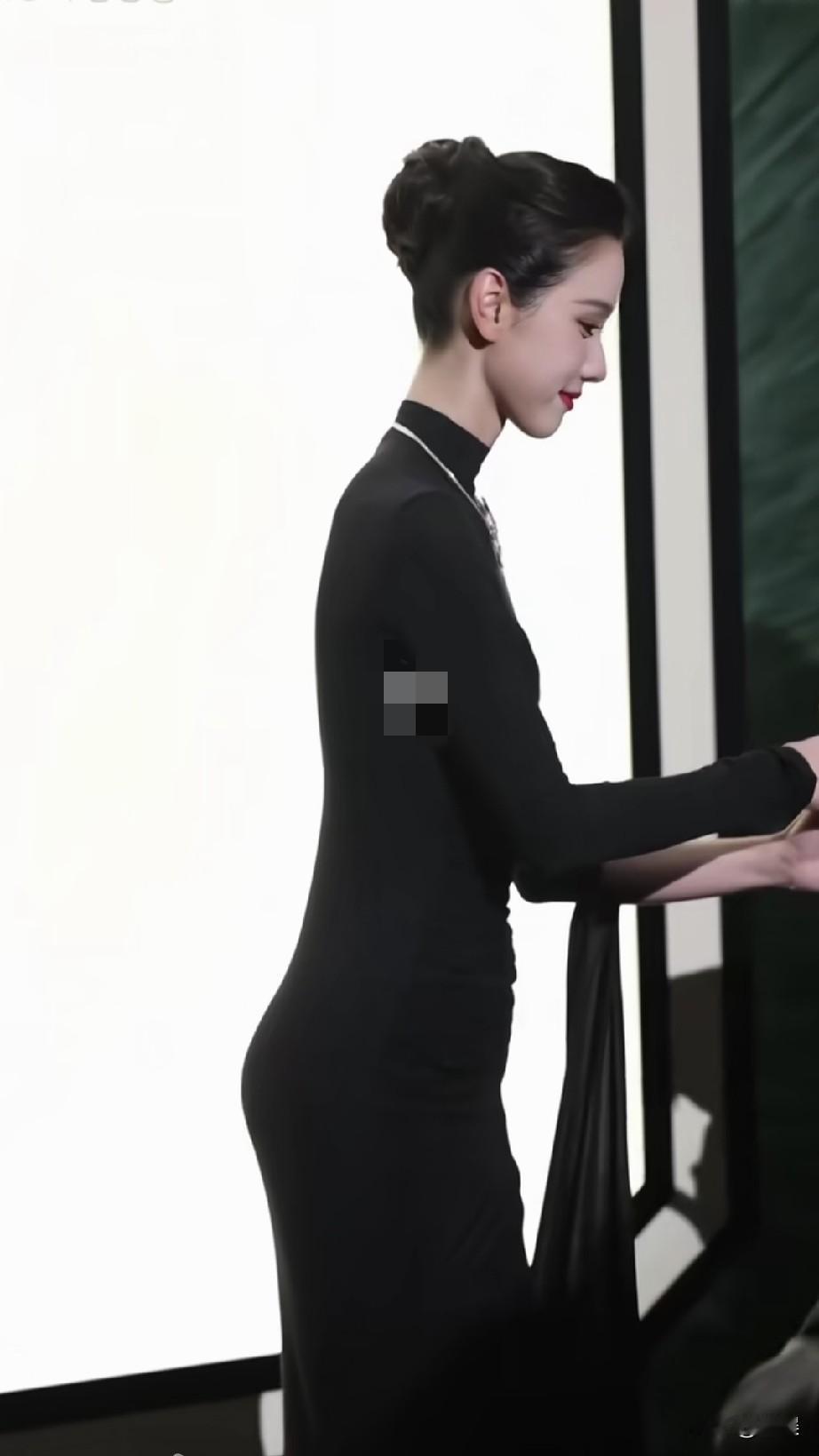 陈都灵黑色长裙