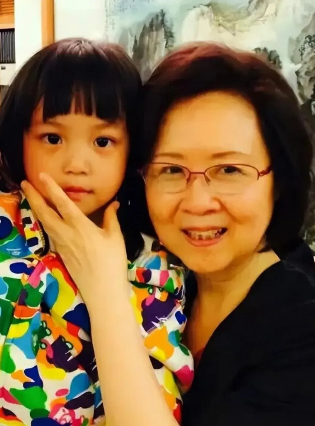 斗胆说句心里话，长大后的“小四月”，颜值有些让人失望，真不如小时候好看了。幼时的