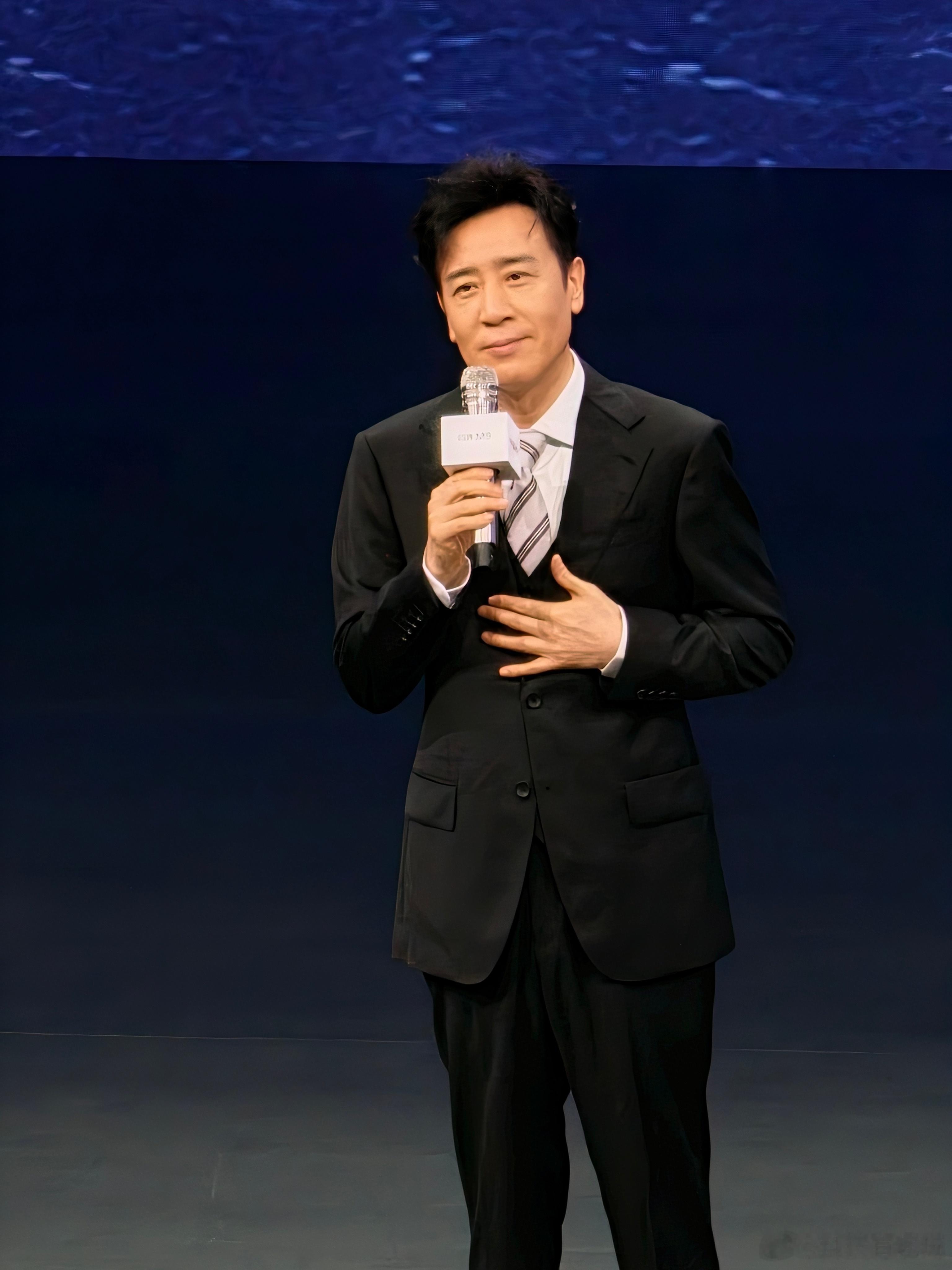 鸿蒙智行发布会问界M9品牌大使刘皇叔于和伟居然来现场了接着奏乐接着舞 深圳·深圳