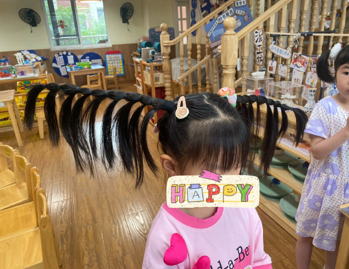 这辫子扎的原地转圈可以代替风扇了