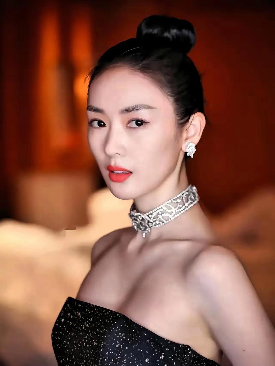 童瑶为什么突然没人敢用了?其实圈里私下早传疯了这两年看童瑶的戏，总觉得她演得越来