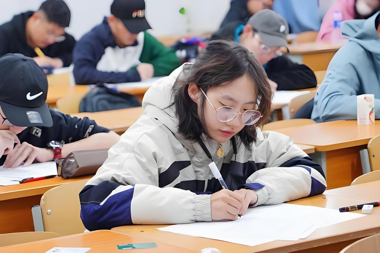 直白说：当然有救，而且是绝佳翻盘期。
初一数学 70 多分，根本不是智商问题，就