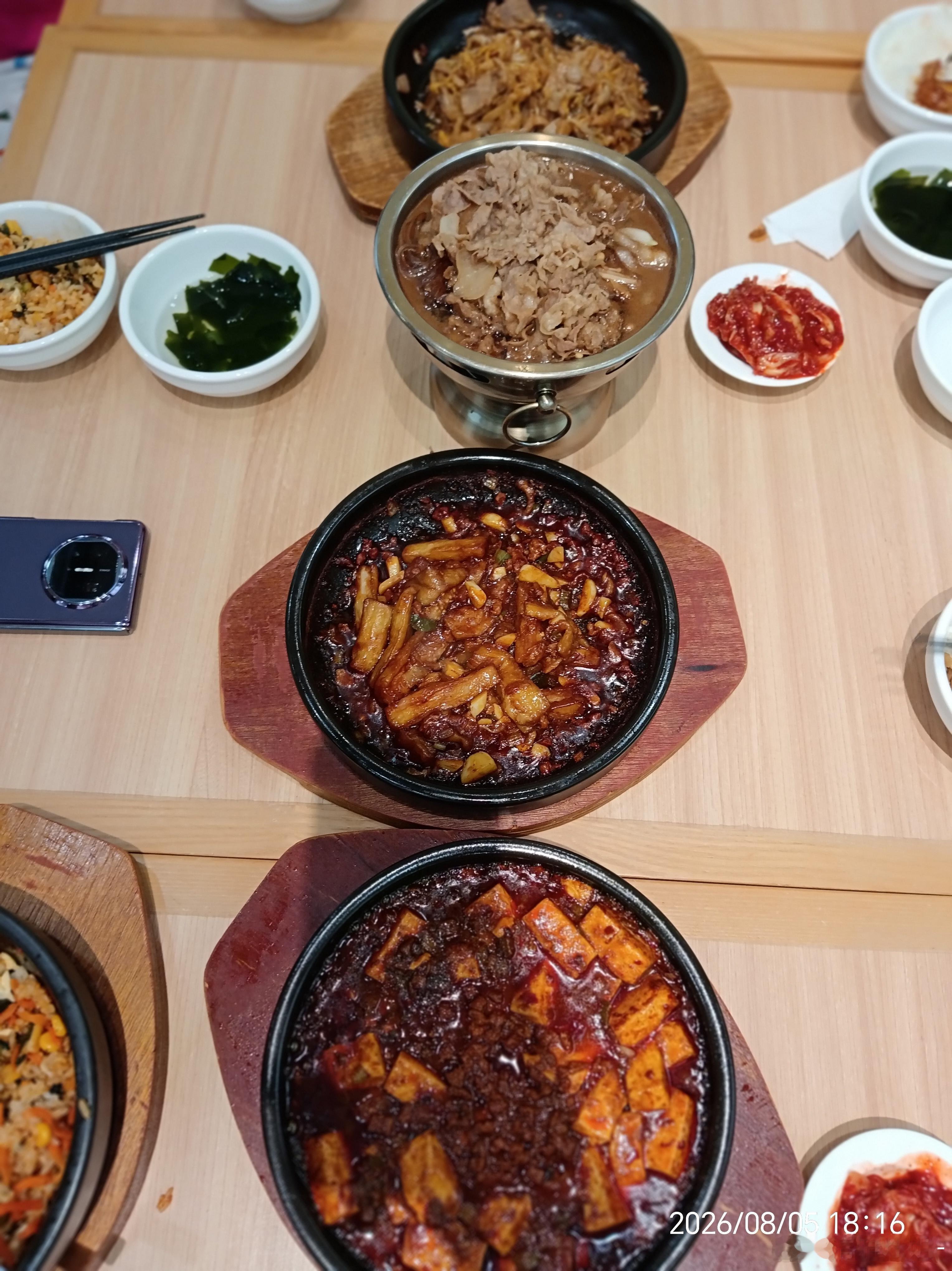 这次点了招牌石锅拌饭最喜欢溏心蛋黄拌入米饭，口感会更加绵密香浓。更喜欢肥牛锅，那