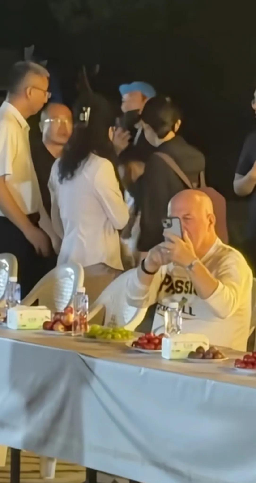 本以为赛考斯会特别有钱，各种用的都是顶级，看了他在晚宴上用的手机，才发现他也不是