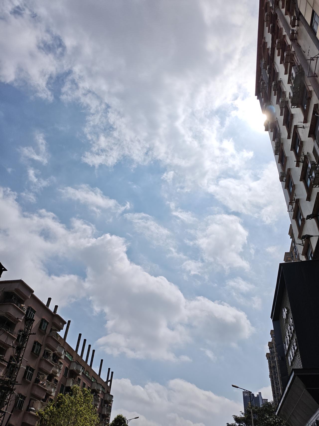 春日美景大赏昨日去银行打卡，拍到的天空照，感觉到好美，与大家分享一下！