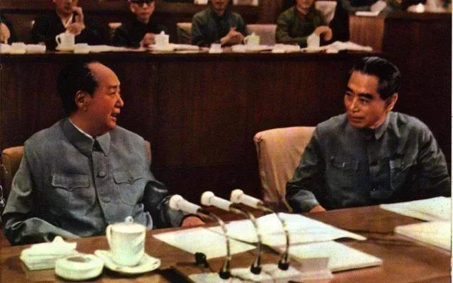 【人民领袖的深情目送】1973年8月中共十大闭幕时，年逾八旬的毛主席腿疾严重却仍