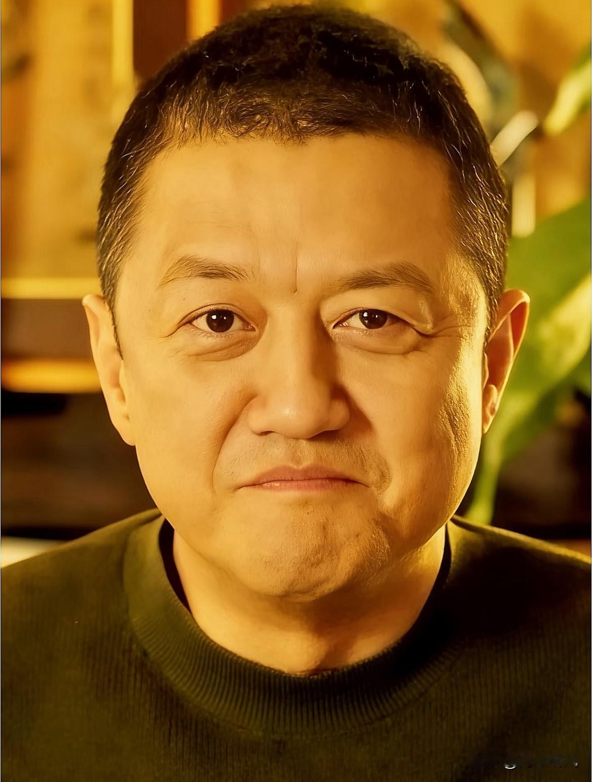 真正的高手过招，从来不带火气，全是人情世故。

看李亚鹏评价陈光标，那才叫滴水不