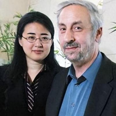 1999 年，28岁北大才女田晓菲嫁给自己的美国导师，一度深陷全网争议。父母气的
