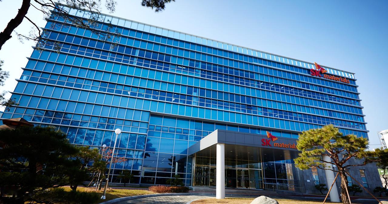 日本高端军工、芯片产业急需的核心原料被彻底掐断，眼看断供崩盘，居然靠韩国偷偷续命