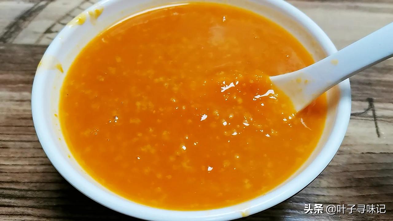 今天的早餐因一碗南瓜小米粥让我感动啦[送心]
最近气温骤降，加上干燥上火，嘴角都