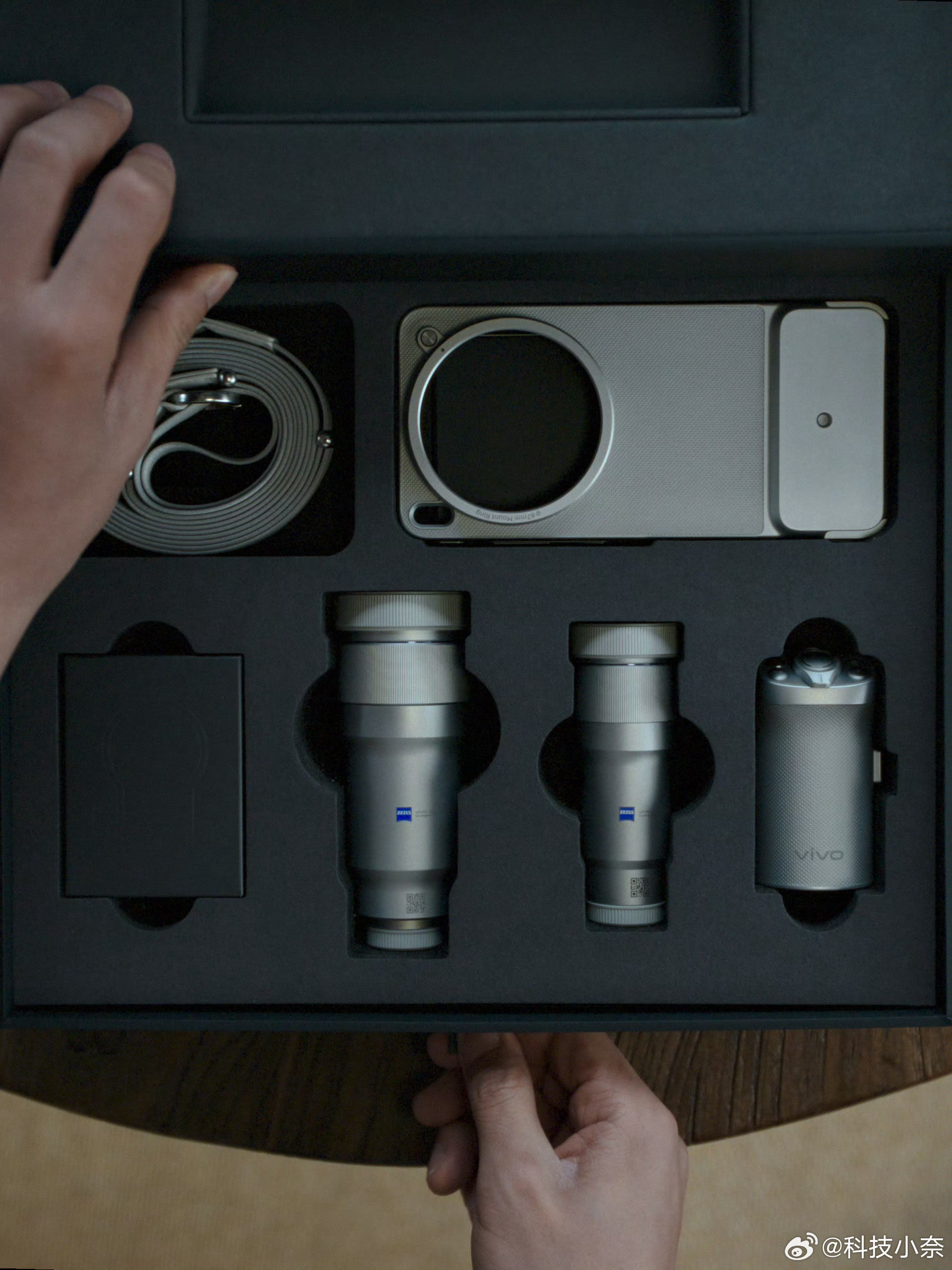 蒋奇明开箱X300 Ultra摄影师套装，搭配专业摄影手柄，还有口红200、大炮