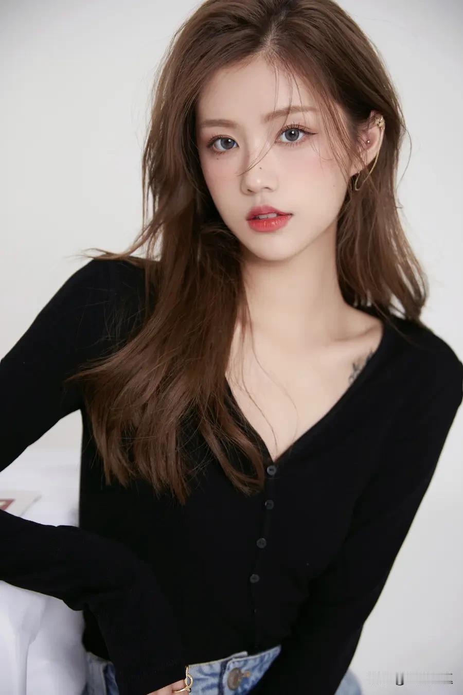 温柔甜美的少女，黑色毛衣搭配牛仔裤，清新自然。