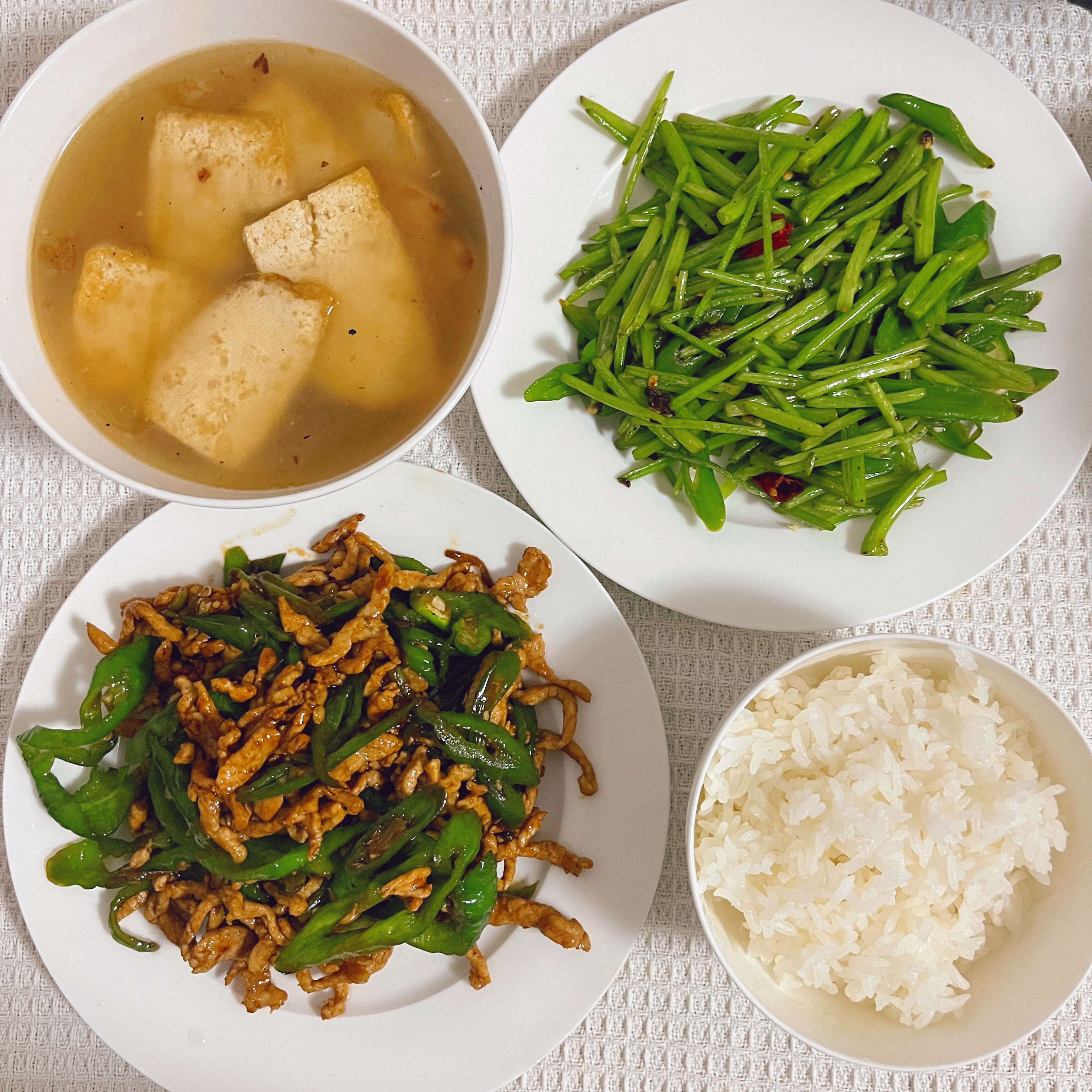 晚餐一万年没吃过青椒肉丝了自己更是太久没做过这道菜本来这顿是中午要做的 晚上我要