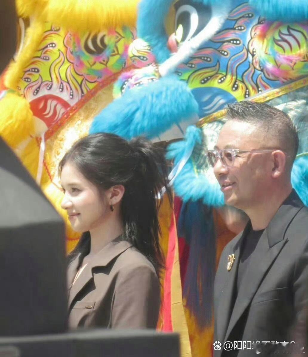 张婧仪眉骨高，阳光下眼睛有阴影 ​​​
