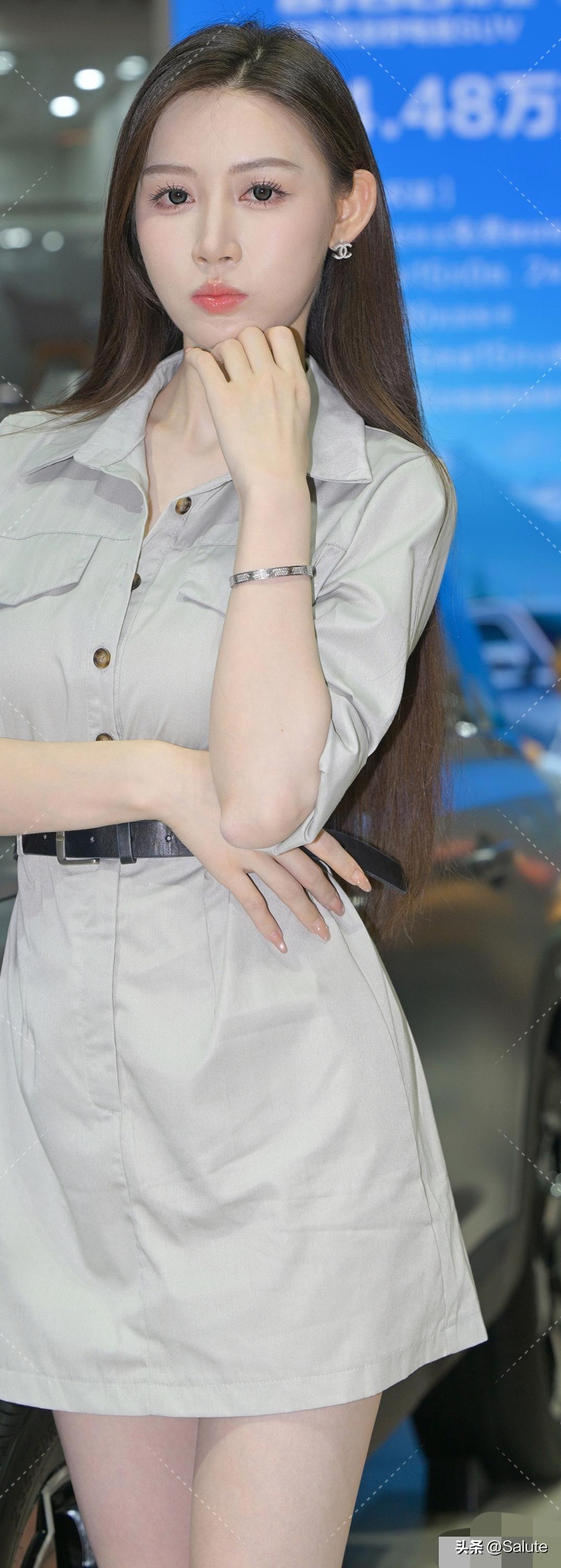 优雅气质，浅灰色连衣裙穿搭，尽显女性魅力！