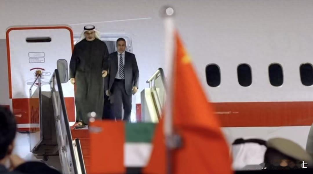 就在美伊局势持续紧张、中东地缘冲突不断升级之际，阿联酋阿布扎比王储哈立德抵京，开