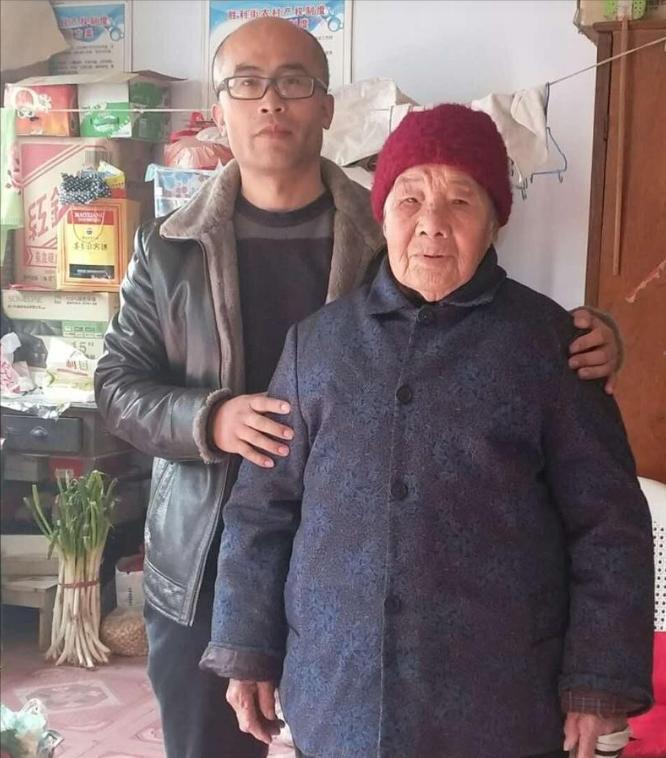 1995年，山东18岁高3男孩，家境贫寒，租不起房，每天走30公里上学，一陌生大