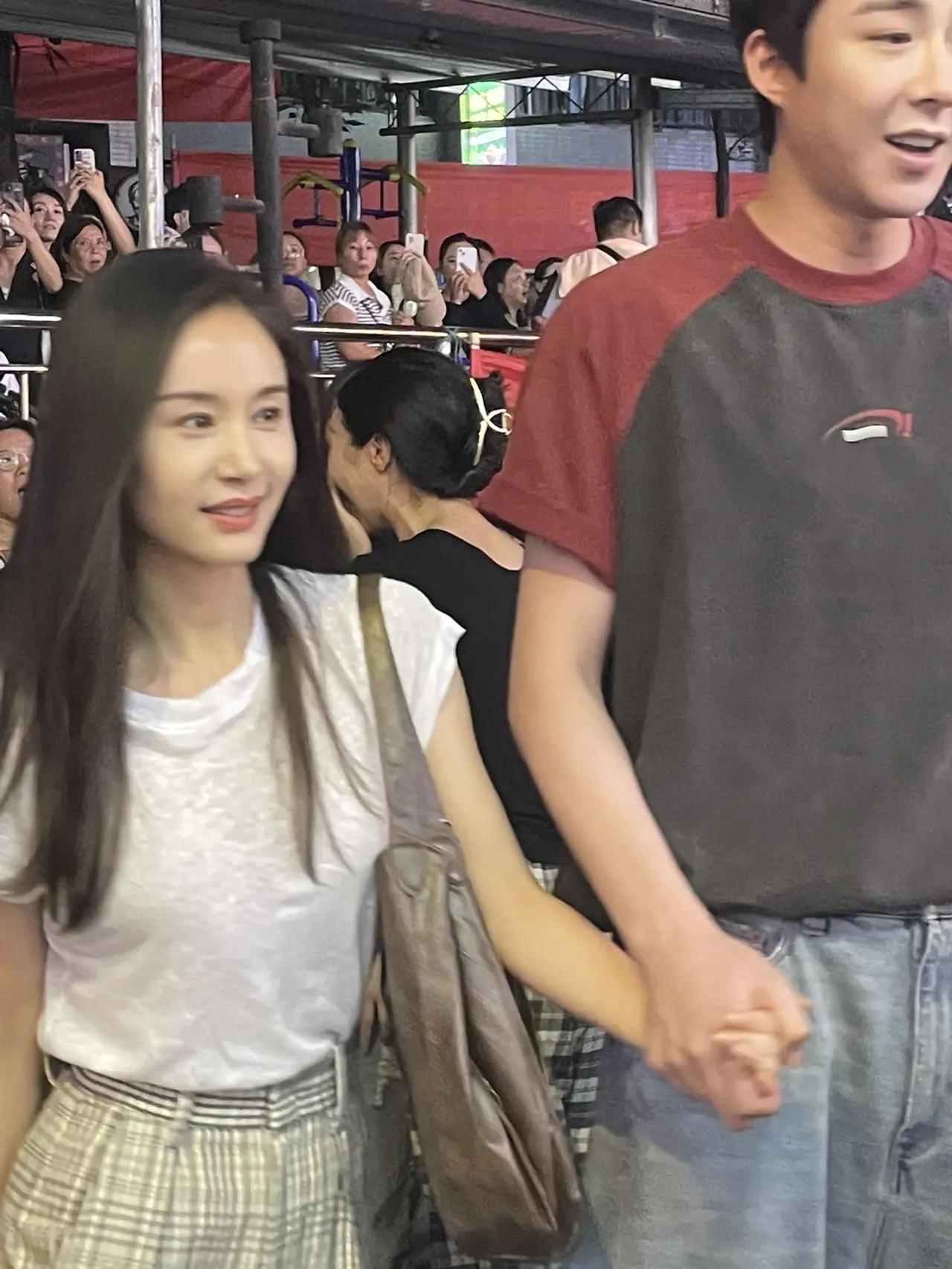 王子文牵手刘宇宁，二人身高成对比，留着长发的王子文像个孩子一样跟在刘宇宁后面，小