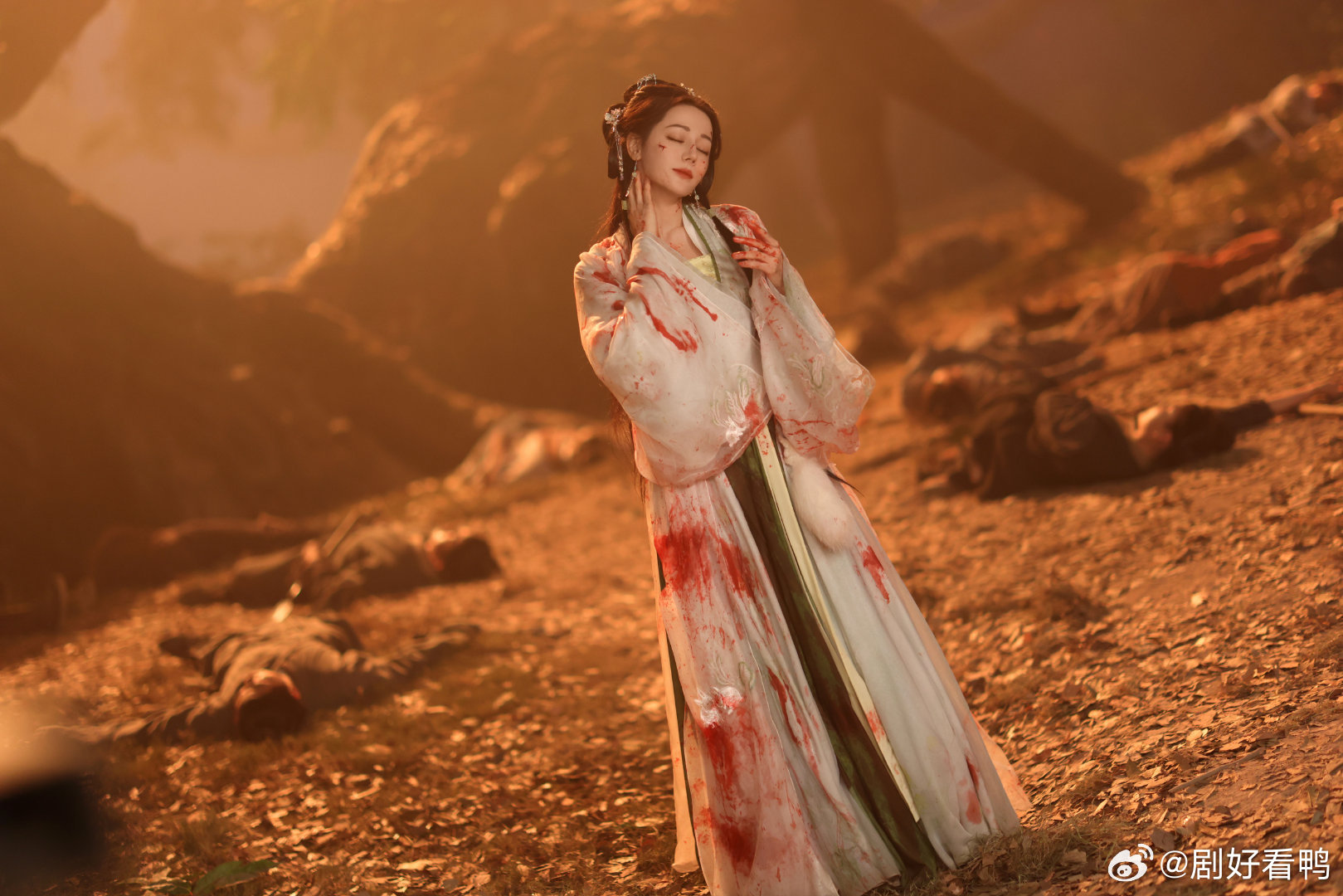 陈飞宇给迪丽热巴戴帷帽这对的 CP 感真的无解！陈飞宇轻轻给热巴戴帷帽，温柔又宠