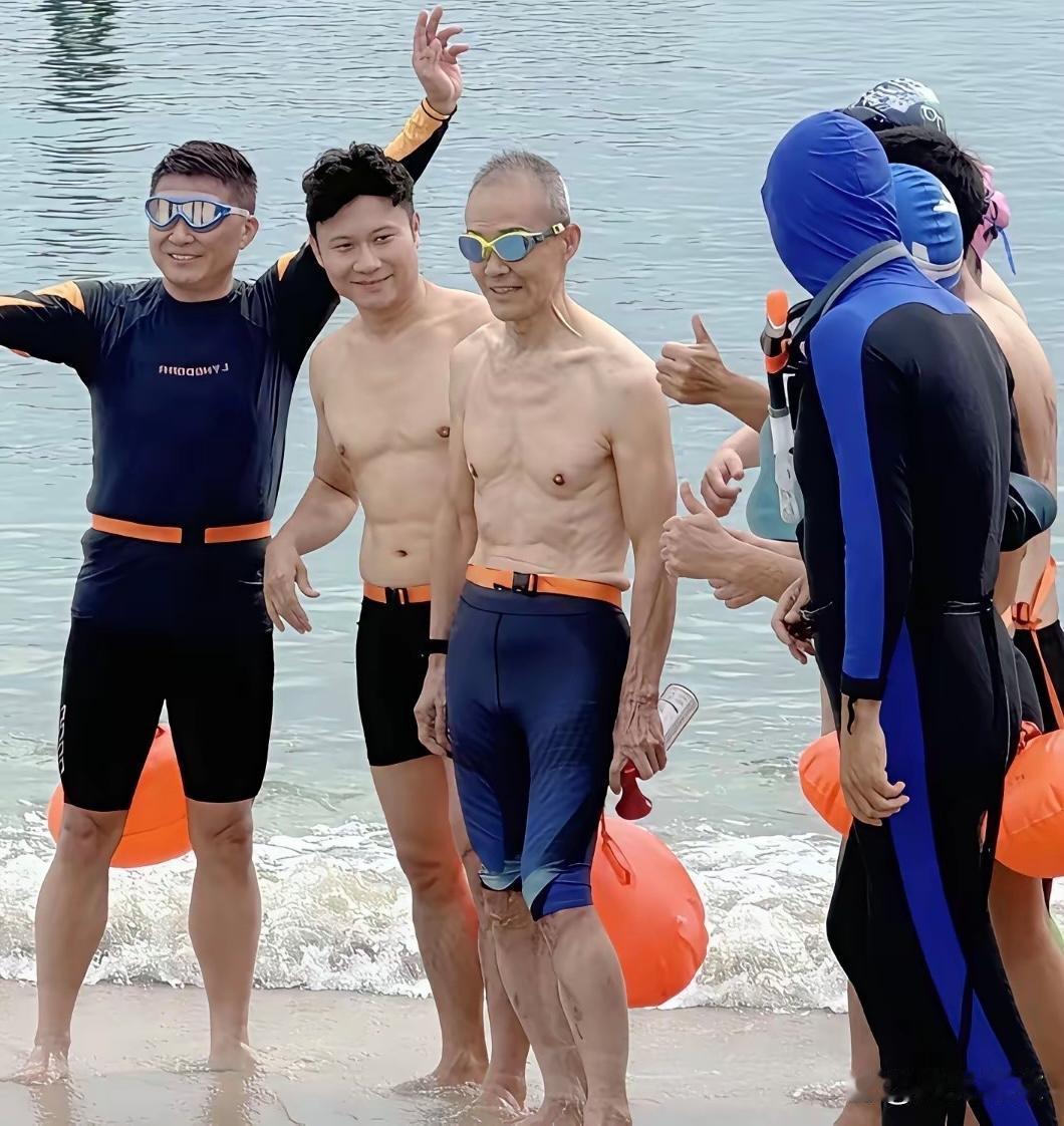 83岁，冲浪板上站着。手臂的皮肉松垮垮地耷拉着，一看就不是年轻人的身体。
网友问