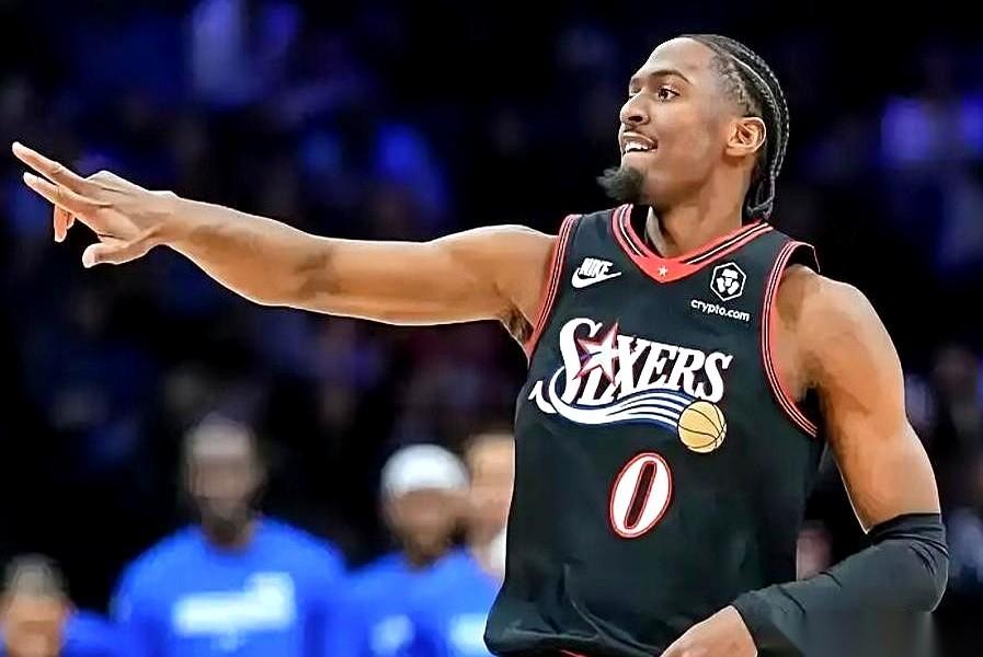 网上刚刷到一个球迷排出的下赛季NBA“大结局名单”。你看一眼这支变异版76人的首