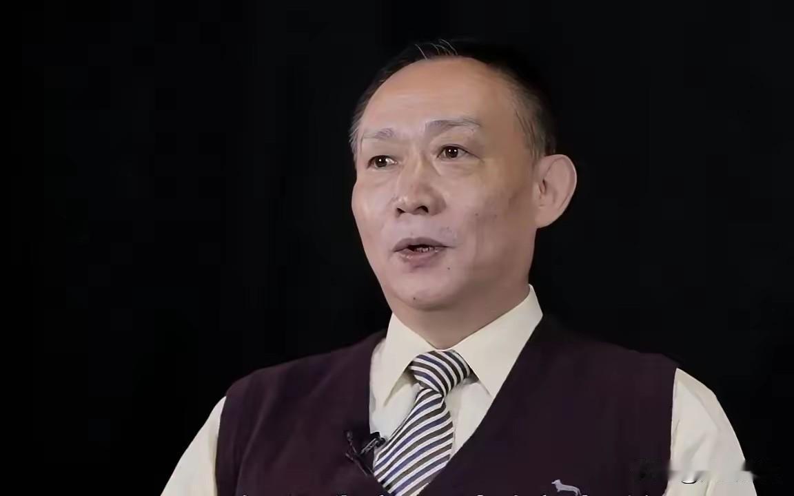 在这个专家满天飞、说话云山雾罩的时代，卢麒元绝对是个“异类”。

现在市面上到处
