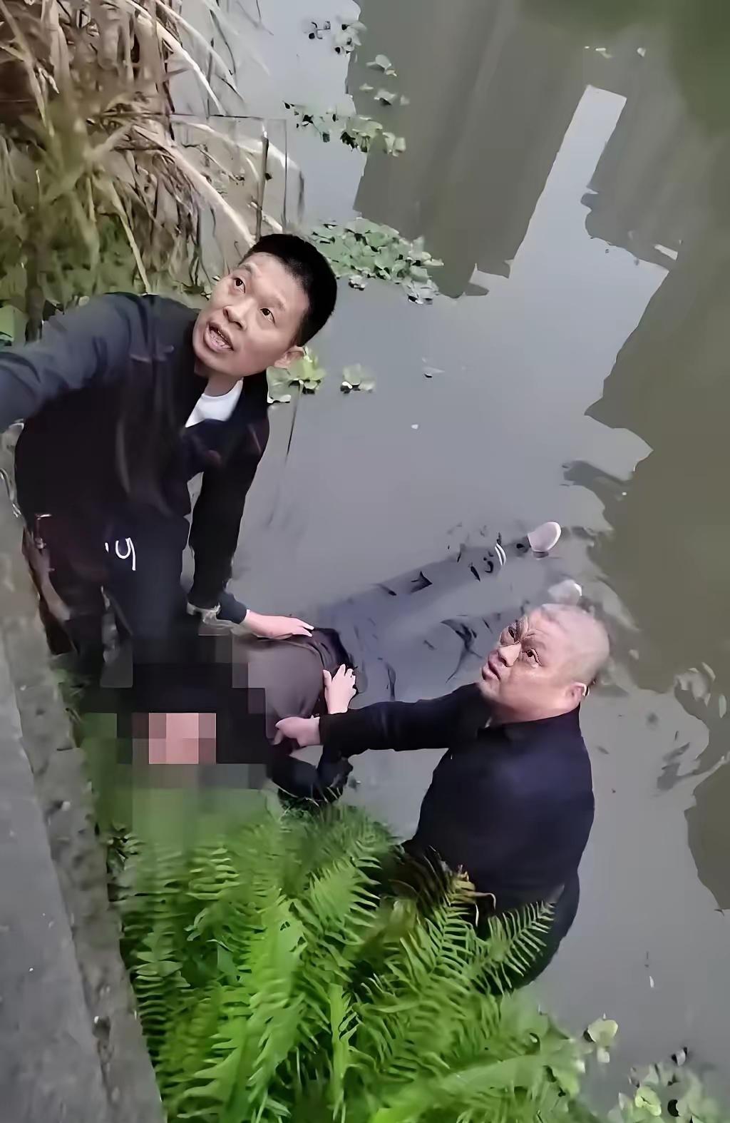 什么…“我没证，不敢救！”小伙目睹专家落水不施救，警方回应太扎心！网友炸锅

最