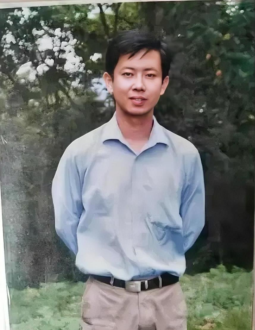 “我宁死也不道歉！”2019年一名乡镇执教19年的优秀教师，在亲吻过自己的儿女后