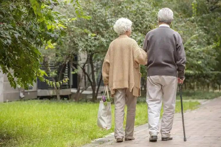 非常现实的一段话：“如果你有退休金，并且子女找了外省的伴侣，那我奉劝你一句：老了