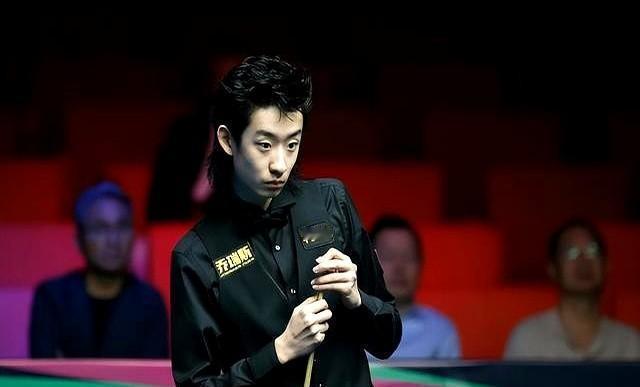 赵心童干翻塞尔比，吴宜泽横扫特鲁姆普，中国双雄杀进决赛。
半决赛赵心童6-1碾压