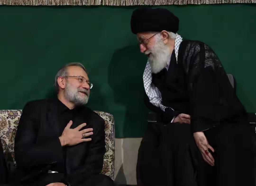 哈梅内伊和拉里贾尼生前那些谈笑风生照片还在，如今两人都消失在世界的尽头，世间再查